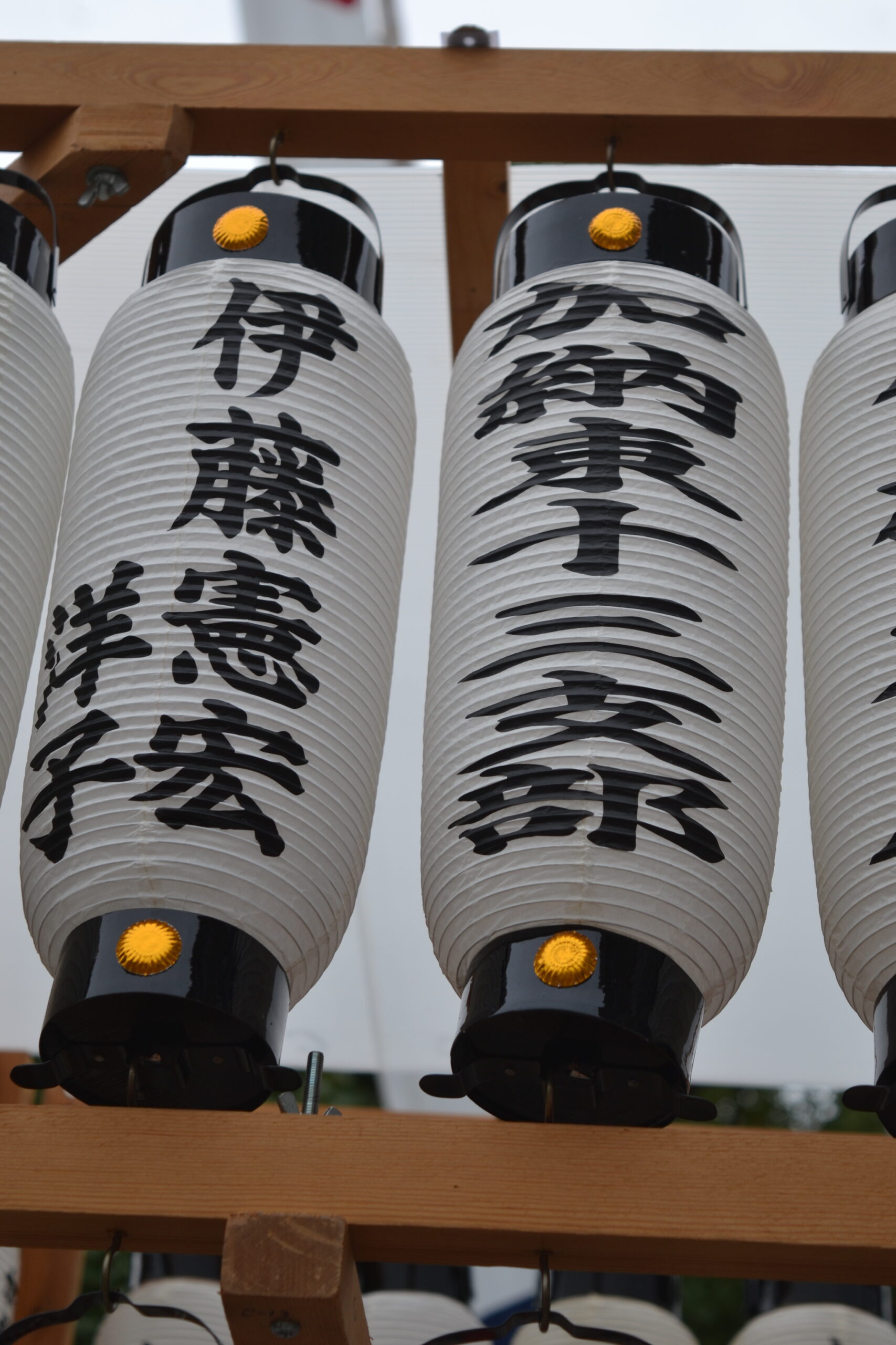 「ご祈祷提灯」「ご祈祷木札」をご奉納ください